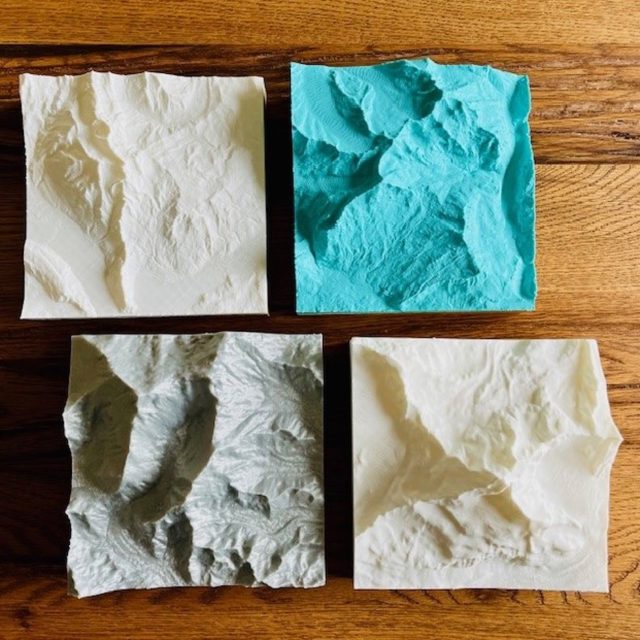 Berg Relief 15 x 15 cm auf Eichenholz
